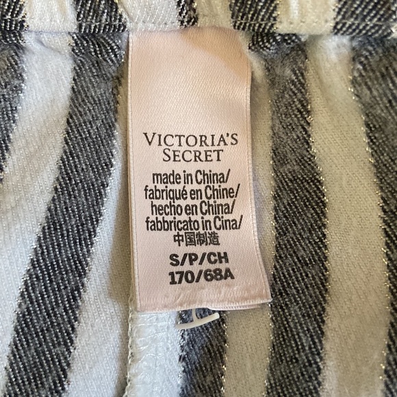 Victoria’s Secret Gray and White with Silver Thread Shorts Size S - Picture 4 of 4